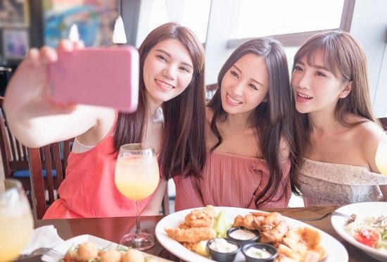 woman dine in restaurant